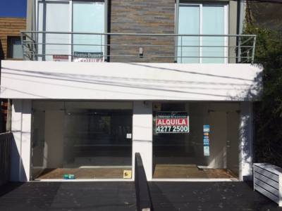 Departamento en excelente ubicación con dos locales comerciales abajo, frente a Shopping Oh La Barra.
Amplio living - comedor, grandes ventanales y gran deck con espectacular vista al mar.
Cocina completa, 3 dormitorios con aire acondicionado, dormitorio principal en suite, los otros 2 comparten un baño.
Alarma, lavarropa.