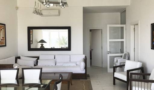 Departamento en excelente ubicación con dos locales comerciales abajo, frente a Shopping Oh La Barra.
Amplio living - comedor, grandes ventanales y gran deck con espectacular vista al mar.
Cocina completa, 3 dormitorios con aire acondicionado, dormitorio principal en suite, los otros 2 comparten un baño.
Alarma, lavarropa.