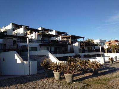 Excelente vista al mar, pieza de servicio independiente. Totalmente equipado. Gran piscina.
1 dormitorio con dos camas de una plaza
1 dormitorio con tres camas de una plaza
1 baño compartido
1 dormitorio principal en suite
1 toilette
1 cuarto de sercvicio con una cama y baño
