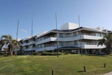 Muy lindo departamento a metros del mar.
Living comedor, cocina completa, 2 dormitorios en suite con aire acondicionado
Edificio con pileta, wifi, servicio de playa y de mucamas.
Consulte con nuestros asesores.