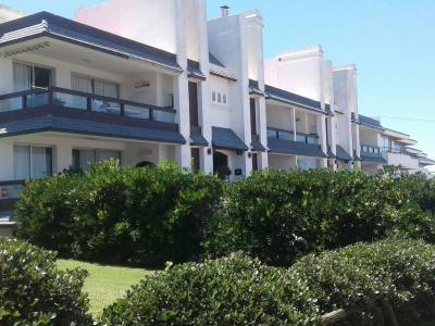 Departamento en la Barra, a pocos pasos del mar.
Amplio living - comedor, cocina, 2 dormitorios, y 2 baños. Lavadero.
Parrillero en terraza propia.
Sin servicio de mucama.
Piscina y parrilleros en el complejo.
68 Mtrs2 cubiertos + terraza + garaje+ baulera
