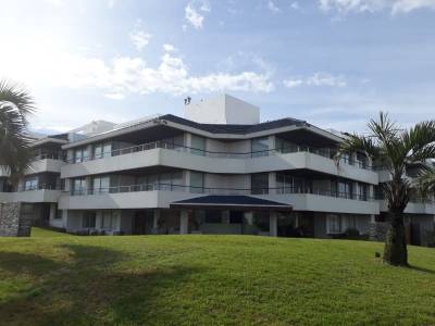 Hermoso apartamento de 1 dormitorio en suite ubicado en un complejo a metros del mar!
Tiene servicio mucama y de playa.
Consulte con nuestros asesores.