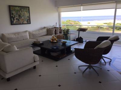Tres amplias terrazas con vista al mar.
4to piso: Amplio living comedor con vista completa a playa brava, y peninsula, cocina y 4 dormitorios en suite.
5to piso: Suite principal con 2 baños, escritorio y terraza privada, barbacoa completamente equipada con aire
acondicionado con capacidad para 20 personas y amplias terrazas con jacuzzi.
PB: Apartamento de huespedes totalmente equipado, cocina completa, living comedor, dorimitorio y baño. Dormitorio independiente adicional.
COMODIDADES:
- 6 DORMITORIOS
- 7 BANOS
- LIVING
- COMEDOR
- AMPLIA COCINA
- COCINA ADICIONAL LOFT PB
- TERRAZAS
- BARBACOA
- JACUZZI
PH - CUARTO NIVEL: 185 METROS INTERNOS
26.39 METROS TERRAZA
PH QUINTO NIVEL: 101.50 METROS INTERNOS
85.50 METROS TERRAZA
LOFT PRIMER NIVEL: 74 METROS INTERNOS
24.19 METROS TERRAZA
METROS TOTALES: 500.58 METROS
AMENITIES:
PISCINA EXTERIOR
GIMNASIO - SAUNA
DOS PUESTOS DE GARAGE
SERVICIO DE MUCAMA
SERVICIO DE PLAYA
VIGILANCIA 24 HORAS