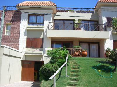 Hermoso duplex a mtrs. del mar.
3 dorm. (1 en suite y 2 dormitorios que comparten un baño) + dependencia de servicio con amplio baño. Todo hecho nuevo.
Garaje con parrillero, cocina, play room.
Servicio de mucama. Metraje100 mts2 + terraza exterior
dependencia de servicio.
Garaje con parrillero, cocina, play room.
Servicio de mucama. Metraje100 mts2 + terraza exterior