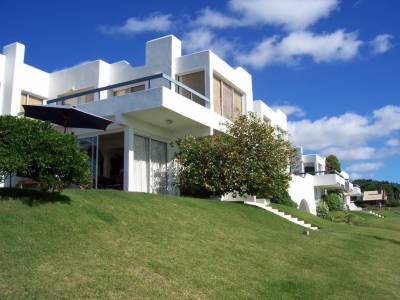Hermoso apto esquinero en Montoya, amplio living - comedor con vista al mar, cocina con pequeño patio, jardín con parrillero privado.
4 dormitorios, 2 de ellos en suite con cama matrimonial, 1 dormitorio con 2 camas de 1 plaza con salida a terraza, el otro dormitorio con 1 cama marinera.
Piscina y parrillero social, cancha de paddle, y lavadero.
Consulte con nuestros asesores.