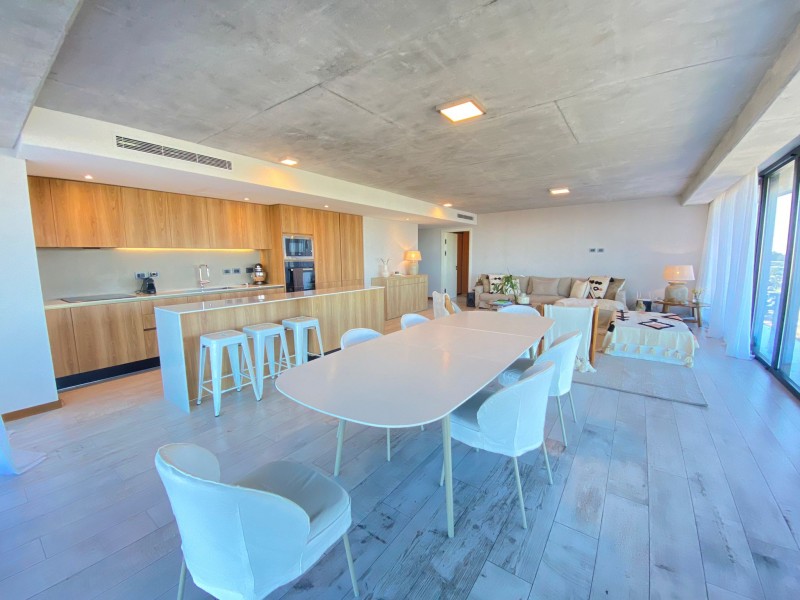 Apartamento en Brava - Punta del Este

Unidad de 2 Dormitorios + dependencia. 3 Baños, 2 Suites 
Cocina americana
Living comedor con hermosa vista

Superficie: 226 mts2 totales

Amplias terrazas con increíble vista 
Cochera + baulera 

Servicio de mucama diario.

Amenities:
Piscinas que se hermanan con las vistas a los diversos contextos naturales, jardines, gimnasio de última generación, saunas húmedos y secos, clases de Yoga, cancha de tenis, salones privados con equipamiento para fiestas o reuniones y cines de última generación.

Valor VENTA: U$S 650.000 contado + cuotas.

Por mas información, consulte con nuestros asesores.