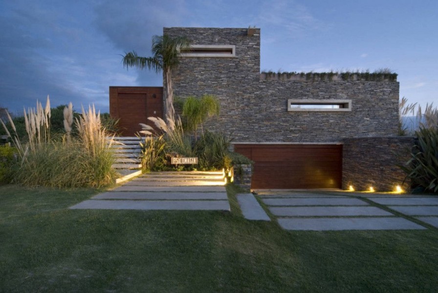 Casa diseñada por el Arquitecto Martin Gomez, 
Finísimas terminaciones y excelente ubicación. 
Vista 360 al océano Atlántico y a los faros de Jose Ignacio, Isla de Lobos y Punta del Este. 
6 dormitorios, 8 baños. Pileta.
Dependencia de servicio completa. 
Finalizada año 2008
600 Mtrs2 de terreno. Construidos aprox 600 mtrs2 

Consulte con nuestros asesores.