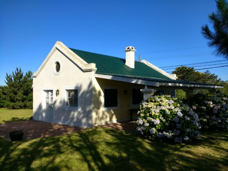 ESPECTACULAR UBICACION, 2 lotes 1200 mtrs2 de terreno (30 mtrs de frente sobre la ruta 10 x 40 mtrs de fondo) 
Con una casa de 100 mtrs2 construidos. Consta de 3 dormitorios y un baño. Cocina definida y living-comedor con estufa.
Con posibilidad de ampliarse con todo el cabezal de la manzana. 

Altura máxima: 7m
F.O.T. 50%
F.O.S. 25%

Consulte con nuestros asesores.